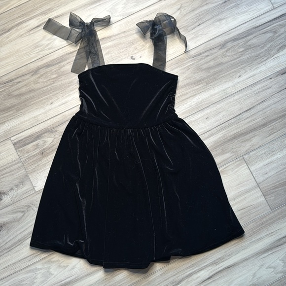 Elegant velvet Dress with Sheer Straps - Picture 3 of 4